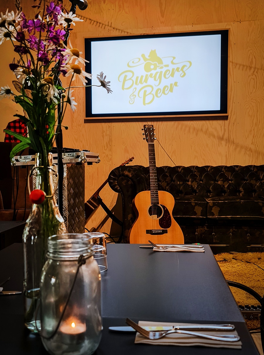 burgers and beer flyttar in vid regn trubadur musik skuleberget 14