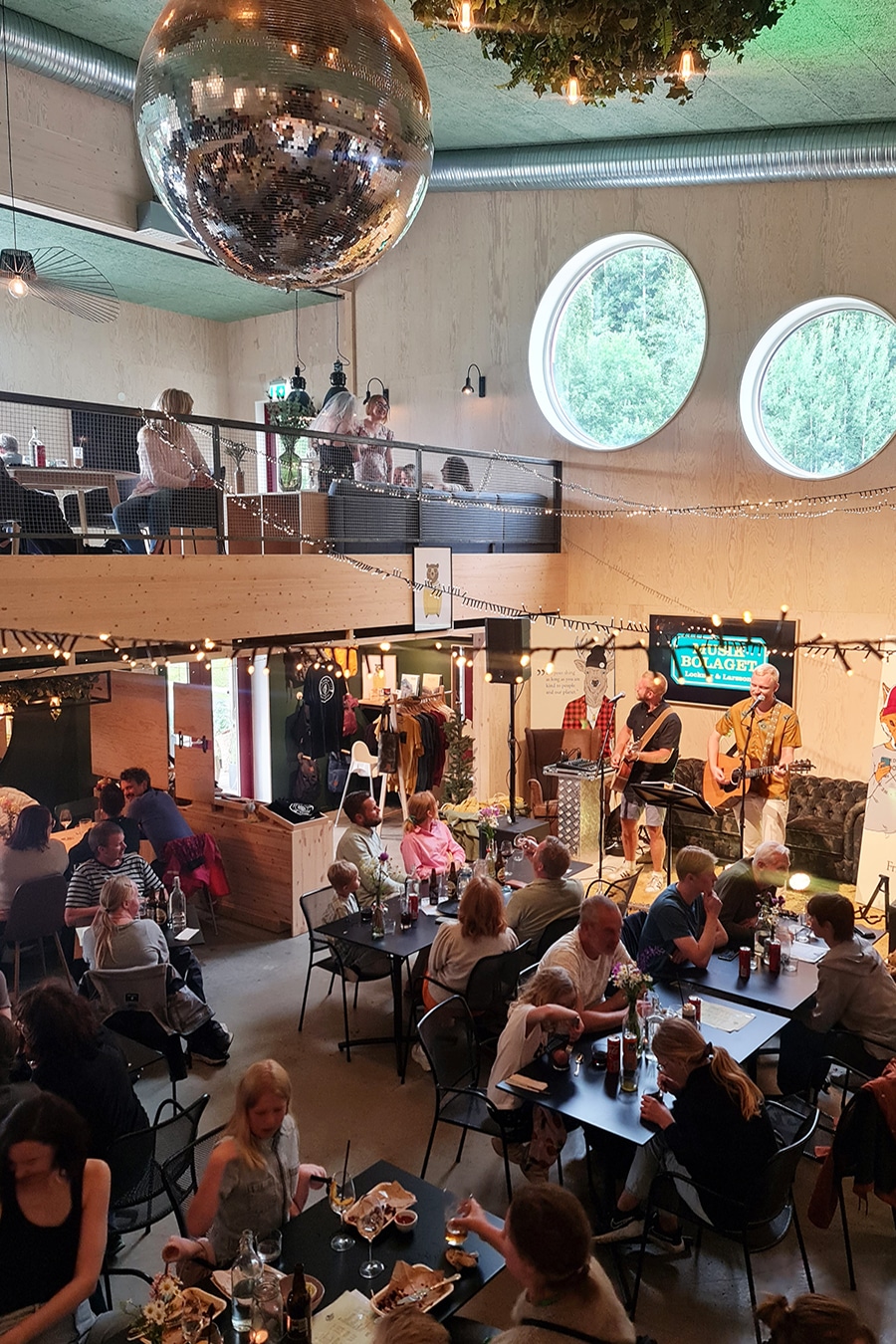 burgers and beer flyttar in vid regn trubadur musik skuleberget 22