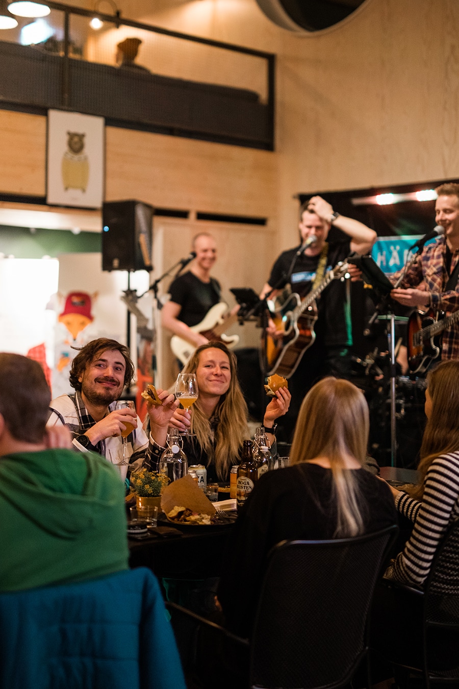 burgers and beer flyttar in vid regn trubadur musik skuleberget 9